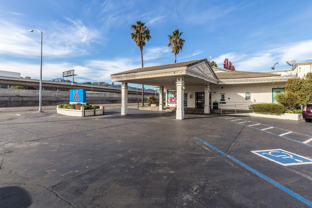 6 Hotel