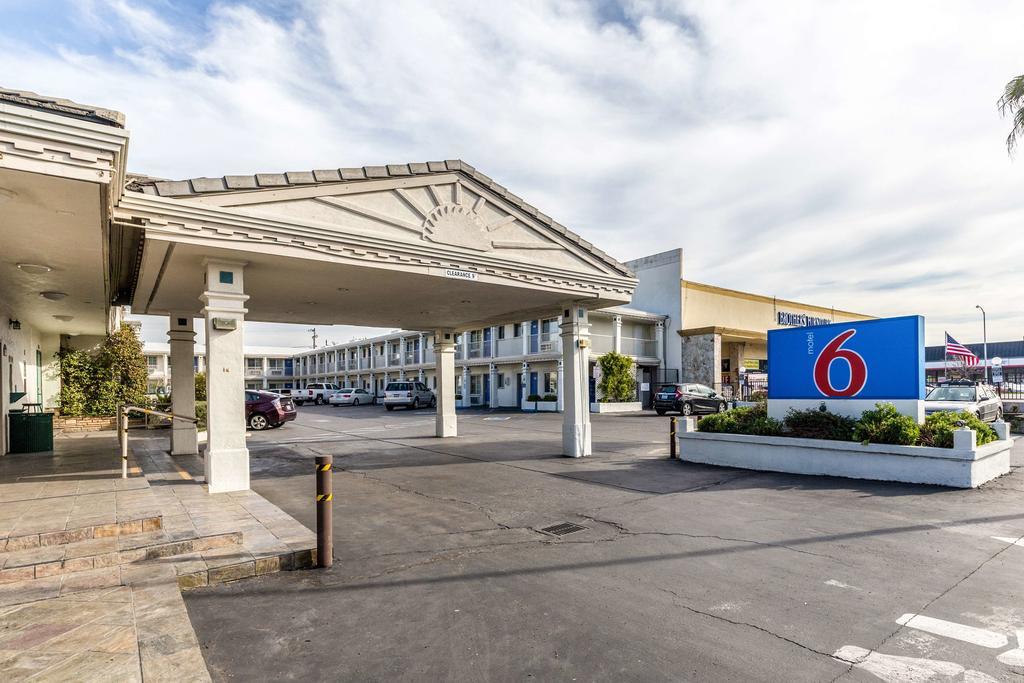 Hotel 6